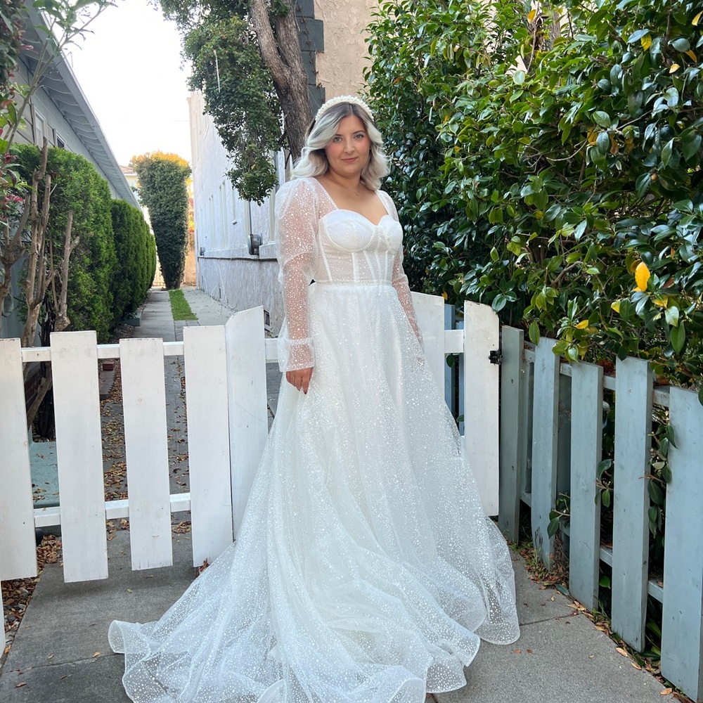 Elegant White Sparkle bridal ball gown with long sleeves and train - Picture 5 of 8